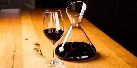 醒过的红酒第二天还能喝吗？葡萄酒剩余品鉴与常用醒酒技巧全解析